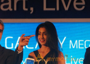 Shriya Launch Samsung Galaxy Smart Phone   photo 13