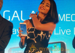 Shriya Launch Samsung Galaxy Smart Phone   photo 2