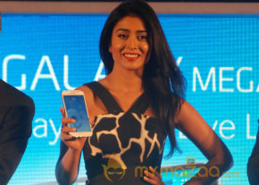 Shriya Launch Samsung Galaxy Smart Phone   photo 17