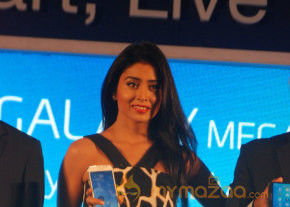 Shriya Launch Samsung Galaxy Smart Phone   photo 33