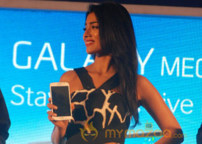 Shriya Launch Samsung Galaxy Smart Phone   photo 28