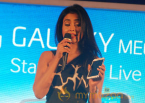 Shriya Launch Samsung Galaxy Smart Phone   photo 23