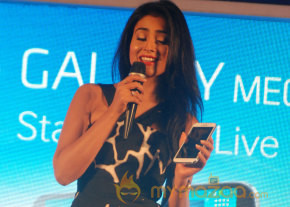 Shriya Launch Samsung Galaxy Smart Phone   photo 32