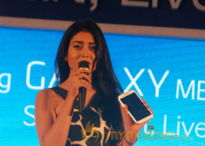 Shriya Launch Samsung Galaxy Smart Phone   photo 18