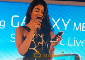 Shriya Launch Samsung Galaxy Smart Phone   photo 12