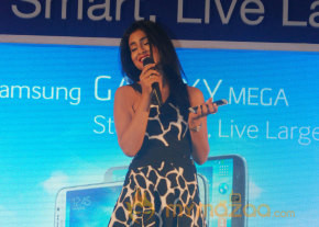 Shriya Launch Samsung Galaxy Smart Phone   photo 21