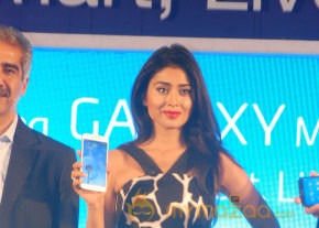 Shriya Launch Samsung Galaxy Smart Phone   photo 9