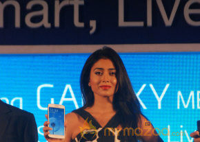Shriya Launch Samsung Galaxy Smart Phone   photo 7