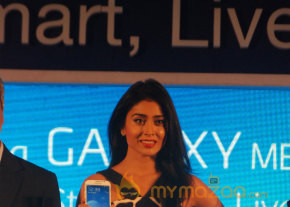 Shriya Launch Samsung Galaxy Smart Phone   photo 15