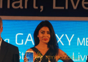 Shriya Launch Samsung Galaxy Smart Phone   photo 22