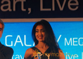 Shriya Launch Samsung Galaxy Smart Phone   photo 25