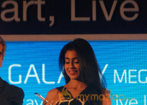 Shriya Launch Samsung Galaxy Smart Phone   photo 14