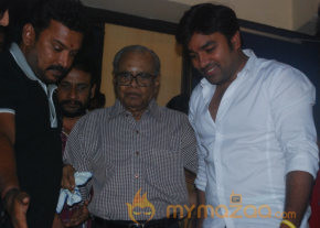 Thillu Mullu Premier Show Photo Gallery  photo 29