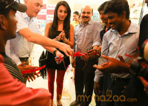 Trisha Launches New Bata Showroom Photos  photo 4