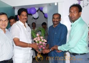 Vithika Sheru At Naturals Salon Launch photo 16