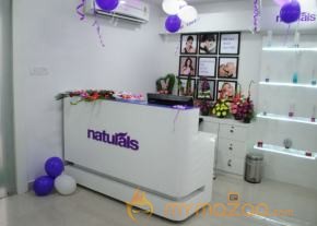 Vithika Sheru At Naturals Salon Launch photo 8