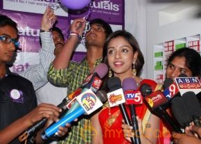 Vithika Sheru At Naturals Salon Launch