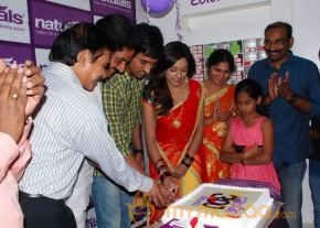 Vithika Sheru At Naturals Salon Launch photo 11