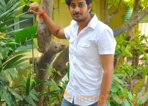 Yan Kadhal Puthithu Movie Interview Stills photo 28