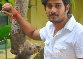 Yan Kadhal Puthithu Movie Interview Stills photo 18