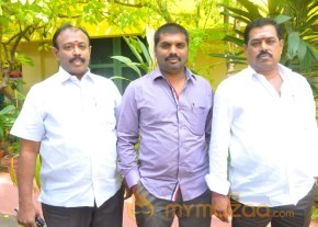 Yan Kadhal Puthithu Movie Interview Stills photo 33