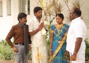 Enakku Veru Engum Kilaigal Kidaiyathu Movie Stills photo 12