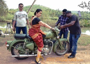 Jyothi Lakshmi Movie Working Stills photo 3