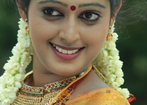 Kalyani Nair in Puthusa Naan Poranthen Movie Stills photo 17