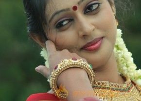 Kalyani Nair in Puthusa Naan Poranthen Movie Stills photo 20