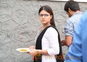 Maalai Nerathu Mayakkam Tamil Movie Photos photo 15