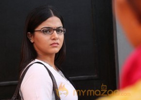 Maalai Nerathu Mayakkam Tamil Movie Photos photo 2
