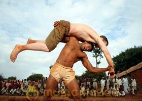 Madrasapattinam Working Stills photo 9