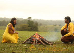 Nee En Uyire Movie Stills   photo 17