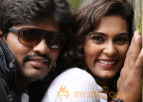 Nee En Uyire Movie Stills   photo 8