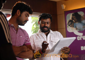 Nee Yellam Nalla Varuva Daa Movie Working Stills photo 4