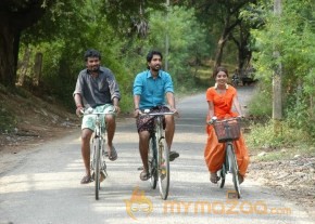 Oru Thozhan Oru Thozhi Tamil Film Stills photo 27