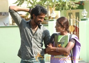 Oru Thozhan Oru Thozhi Tamil Film Stills photo 2