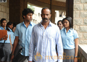 Ponmaalai Pozhudhu Movie Stills  photo 39