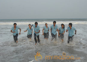 Ponmaalai Pozhudhu Movie Stills  photo 11