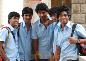 Ponmaalai Pozhudhu Movie Stills  photo 48