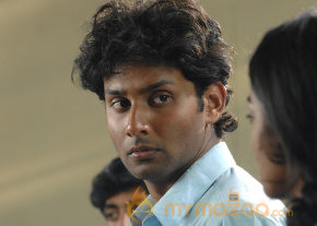 Ponmaalai Pozhudhu Movie Stills  photo 17