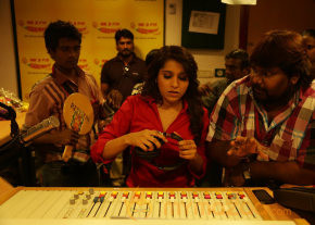 Priyamudan Priya Movie Onlocation Stills  photo 45