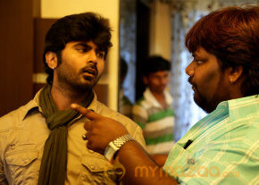 Priyamudan Priya Movie Onlocation Stills  photo 19
