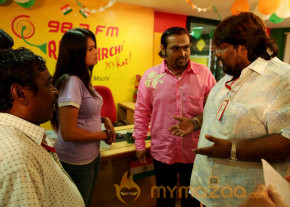 Priyamudan Priya Movie Onlocation Stills  photo 65