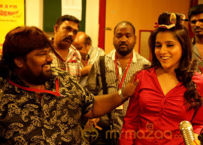 Priyamudan Priya Movie Onlocation Stills  photo 47