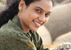 Sivappu Kollywood Movie New Stills photo 36