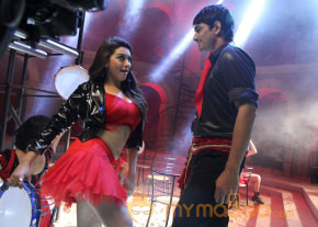 Theeya Velai Seiyyanum Kumaru Movie Stills  photo 24