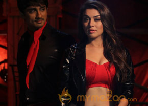 Theeya Velai Seiyyanum Kumaru Movie Stills  photo 9