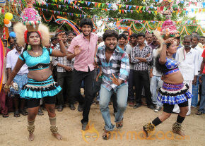 Vadakkum Therkum Movie Stills  photo 15