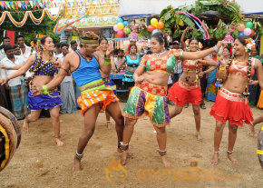 Vadakkum Therkum Movie Stills  photo 32